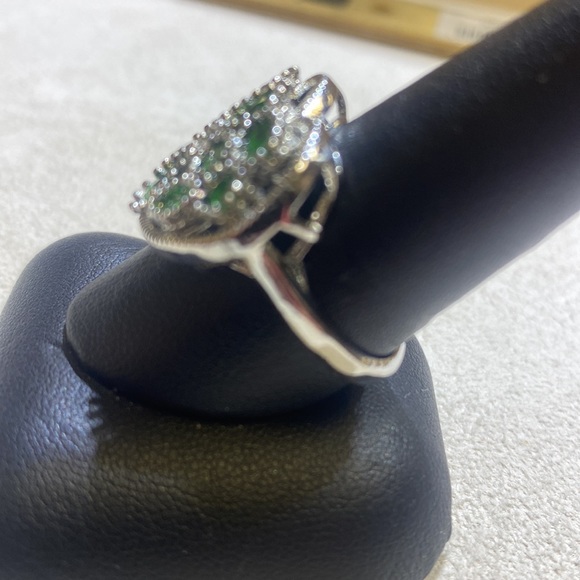 Sterling silver heart shaped ring with green gemstones. Size 9 - Picture 3 of 5